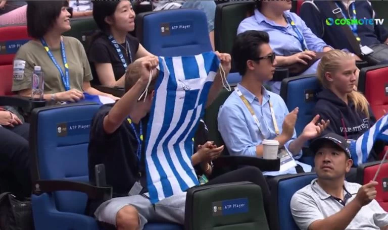 Τσιτσιπάς:«Φέρτε τις ελληνικές σας σημαίες στο γήπεδο»- Εικόνες από το γαλανόλευκο κάλεσμα